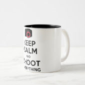 Behalten Sie Ruhe u. schießen Sie alles Zweifarbige Tasse (VorderseiteRechts)