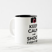 Behalten Sie Ruhe u. schießen Sie alles Zweifarbige Tasse (Vorderseite Links)