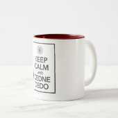 BEHALTEN Sie RUHE und CEDNE DEDO Zweifarbige Tasse (VorderseiteRechts)