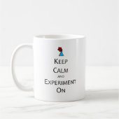 Behalten Sie Ruhe und Experiment an Kaffeetasse (Links)