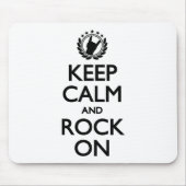 Behalten Sie Ruhe und Felsen auf schwarzem Mousepad (Vorne)