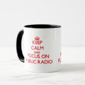 Behalten Sie Ruhe und Fokus auf allgemeinem Radio Tasse (Vorderseite Links)