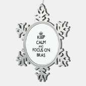 Behalten Sie Ruhe und Fokus auf BH Schneeflocken Zinn-Ornament (Rechts)