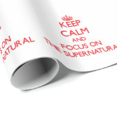 Behalten Sie Ruhe und Fokus auf dem Geschenkpapier (Rolleneckpunkt)