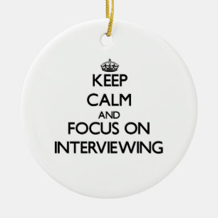 Behalten Sie Ruhe und Fokus auf dem Interviewen Keramikornament