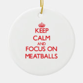 Behalten Sie Ruhe und Fokus auf Fleischklöschen Keramikornament (Vorne)
