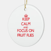 Behalten Sie Ruhe und Fokus auf Frucht-Fliegen Keramikornament (Links)