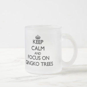 Behalten Sie Ruhe und Fokus auf Gingko-Bäumen Mattglastasse