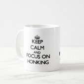Behalten Sie Ruhe und Fokus auf Honking Kaffeetasse (Vorderseite Links)