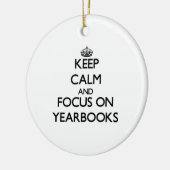 Behalten Sie Ruhe und Fokus auf Jahrbüchern Keramikornament (Links)