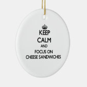 Behalten Sie Ruhe und Fokus auf Käse-Sandwichen Keramikornament (Rechts)