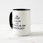 Behalten Sie Ruhe und Fokus auf Krimonologie Tasse (Vorderseite Links)