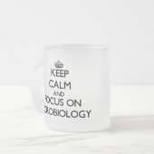 Behalten Sie Ruhe und Fokus auf Mikrobiologie Mattglastasse (Vorderseite Links)
