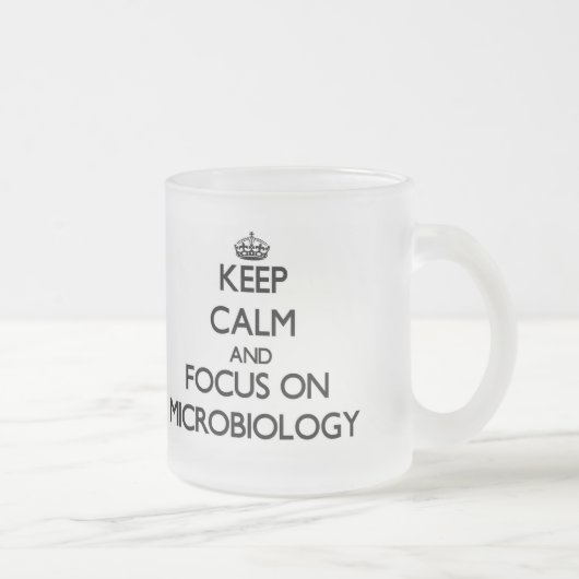 Behalten Sie Ruhe und Fokus auf Mikrobiologie Mattglastasse (Rechts)