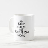 Behalten Sie Ruhe und Fokus auf Mops Kaffeetasse (Vorderseite Links)