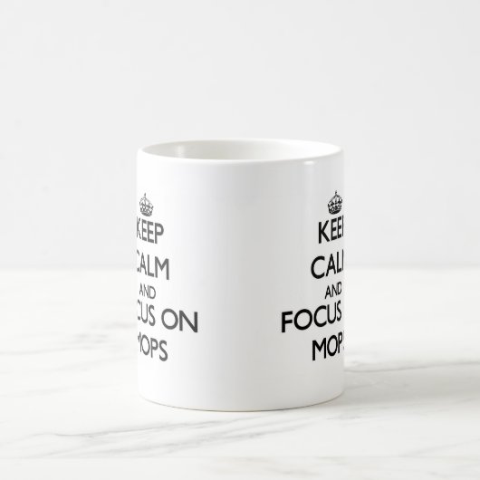 Behalten Sie Ruhe und Fokus auf Mops Kaffeetasse (Mittel)