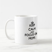 Behalten Sie Ruhe und Fokus auf Mops Kaffeetasse (Links)
