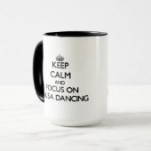 Behalten Sie Ruhe und Fokus auf Salsa-Tanzen Tasse (Vorderseite Links)