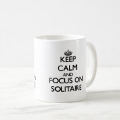 Behalten Sie Ruhe und Fokus auf Solitaire Kaffeetasse (VorderseiteRechts)