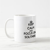 Behalten Sie Ruhe und Fokus auf Solitaire Kaffeetasse (Links)