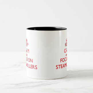Behalten Sie Ruhe und Fokus auf Steamrollers Zweifarbige Tasse