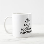 Behalten Sie Ruhe und Fokus auf Vasectomies Kaffeetasse (Links)