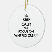 Behalten Sie Ruhe und Fokus auf Whipped Creme Keramikornament (Links)