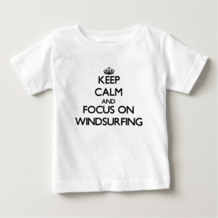 Behalten Sie Ruhe und Fokus auf Windsurfing Baby T-shirt