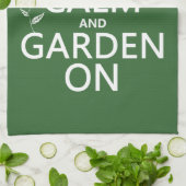 Behalten Sie Ruhe und Garten an - alle Farben Handtuch (Gefaltet)