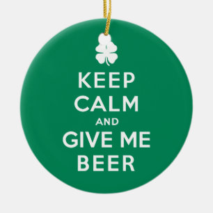 Behalten Sie Ruhe und geben Sie mir Bier Keramik Ornament