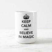 Behalten Sie Ruhe und glauben Sie an Magie Kaffeetasse (Mittel)