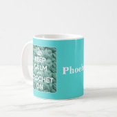 Behalten Sie Ruhe und häkeln Sie auf Blau Kaffeetasse (Vorderseite Links)