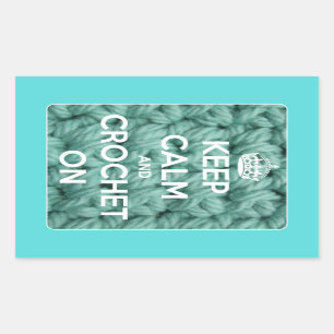 Behalten Sie Ruhe und häkeln Sie auf Blau Rechteckiger Aufkleber