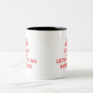 Behalten Sie Ruhe und hören Sie auf einen Zweifarbige Tasse