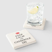 Behalten Sie Ruhe und Kasserolle an Steinuntersetzer (Seitenansicht)