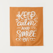 Behalten Sie Ruhe und lächeln Sie an Wandteppich (Vorderseite)