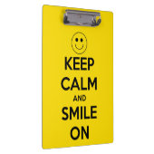 Behalten Sie Ruhe und lächeln Sie auf gelbem Klemmbrett (Rechts)