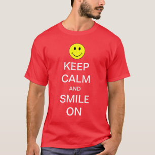 Behalten Sie Ruhe und lächeln Sie auf gelbem Shir T-Shirt