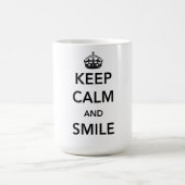 Behalten Sie Ruhe und lächeln Sie Kaffeetasse (Mittel)