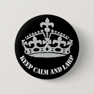Behalten Sie Ruhe und Larp Diamant-Kronen-Knopf Button