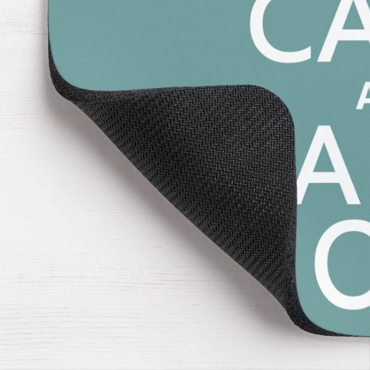 Behalten Sie Ruhe und Larry auf (irgendeine Farbe) Mousepad (Ecke)