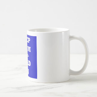 Behalten Sie Ruhe und lesen Sie an Kaffeetasse