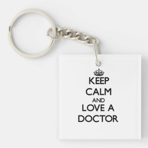 Behalten Sie Ruhe und Liebe ein Doktor Schlüsselanhänger