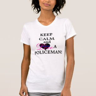Behalten Sie Ruhe und Liebe EIN POLIZIST T-Shirt