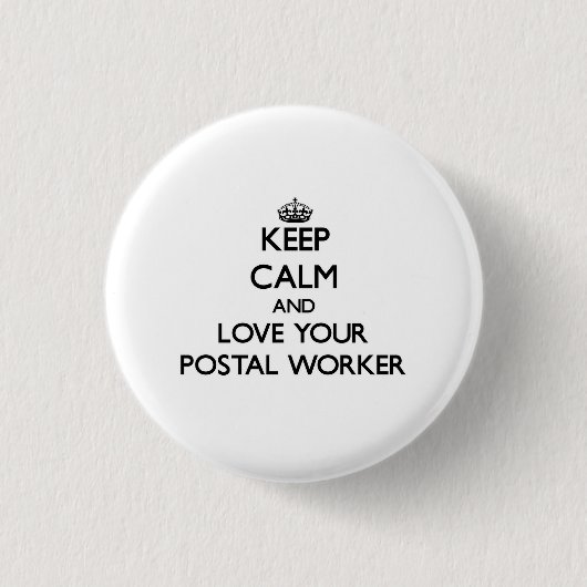 Behalten Sie Ruhe und Liebe Ihre Postarbeitskraft Button (Vorderseite)
