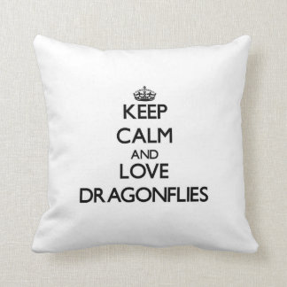 Behalten Sie Ruhe und Liebe-Libellen Kissen