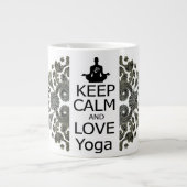 BEHALTEN Sie RUHE UND LIEBE Yoga Jumbo-Tasse (Vorderseite)