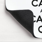 Behalten Sie Ruhe und machen Sie schwarzen Text Mousepad (Ecke)