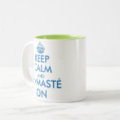 Behalten Sie Ruhe und Namasté auf Zweifarbige Tasse (Vorderseite Links)