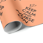 Behalten Sie Ruhe und pflegen Sie auf Geschenkpapier (Rolleneckpunkt)